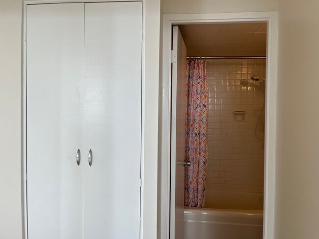 Building Photo - Maluhia Village Condo (Makiki Area) 2 bedroom, 1 bath w/1 parking - Avail 2/6.