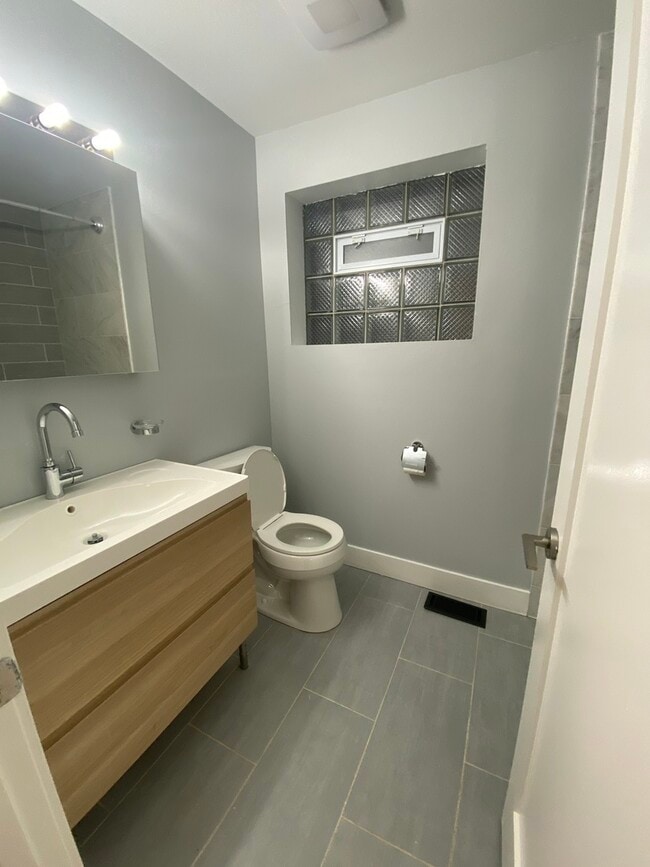 Building Photo - 3270 N Elston Ave