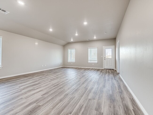 Building Photo - Newer home only minutes away from Paycom, Falling Springs Addition + Greenbelt lot + Deer Creek S...