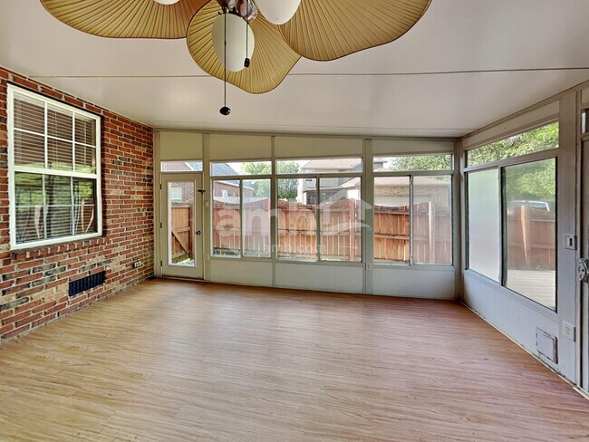 Building Photo - 2418 Taylor Close