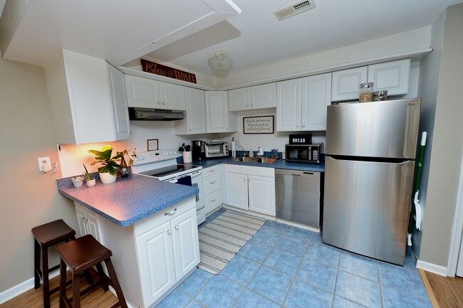 Building Photo - Just Blocks from Beach!