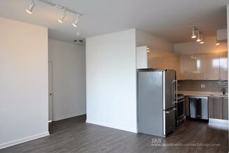 Building Photo - Gut rehabbed 3 bedroom 2 bath TOP FLOOR loft-style unit in WRIGLEY!