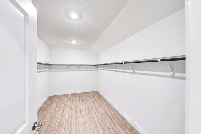 Building Photo - NO CARPET! Up to 1 Month Free Rent with 18-24 Month Lease! No Security Deposit Programs Available.