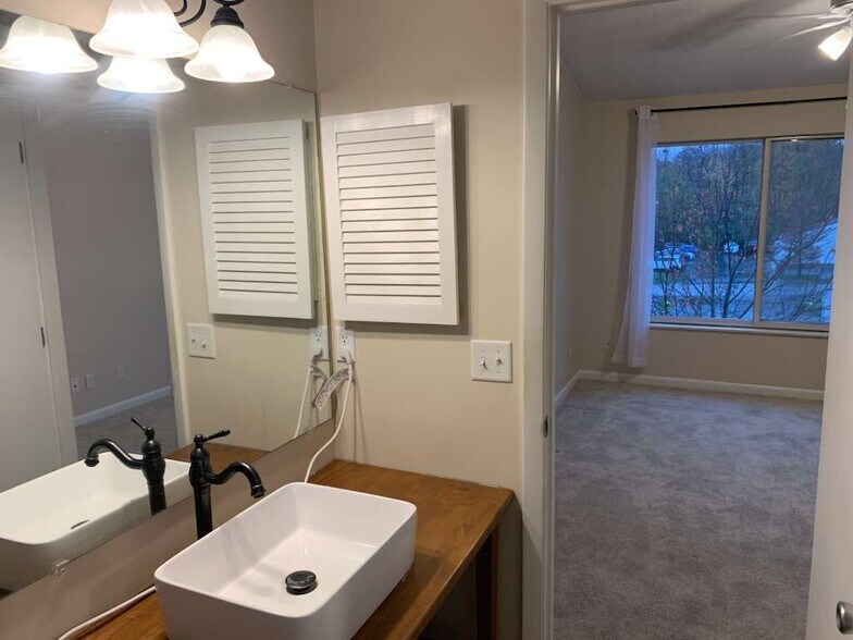 Master Bathroom - 533 Aspen Glen Dr