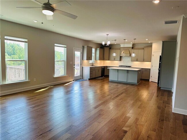 Building Photo - 4800 Sierra Creek Dr NE
