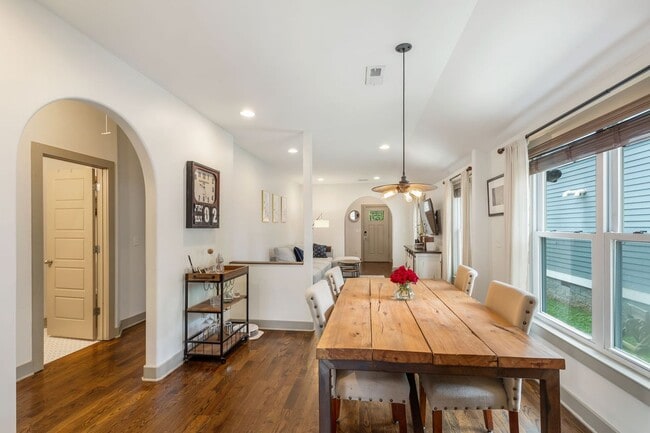 Building Photo - Beautiful Home Steps to Cleveland Park!