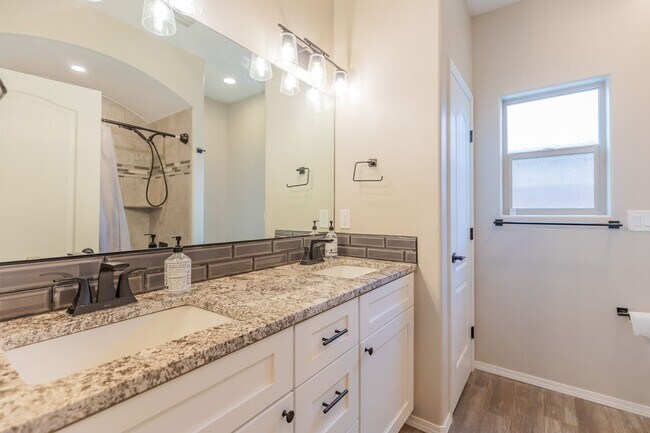 Building Photo - Modern 4 Bed 3 Bath - Pets Allowed!