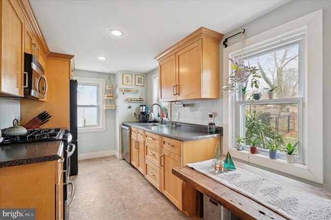 Building Photo - 407 Emerald St