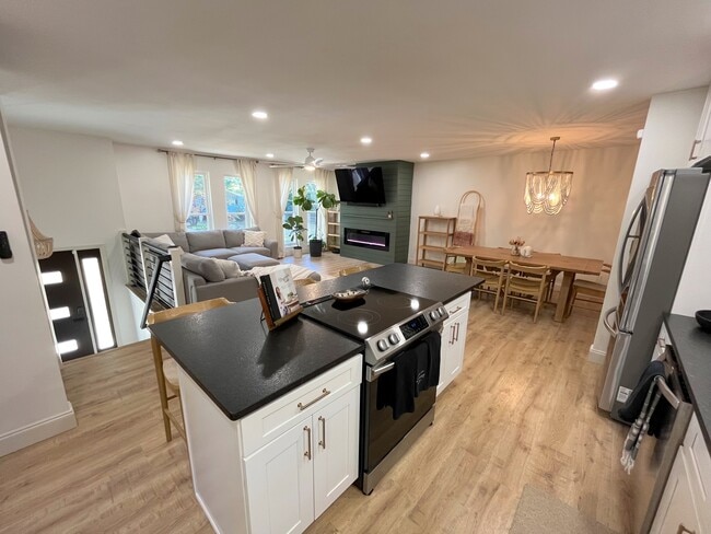 Building Photo - 1140 Park Hill Cir