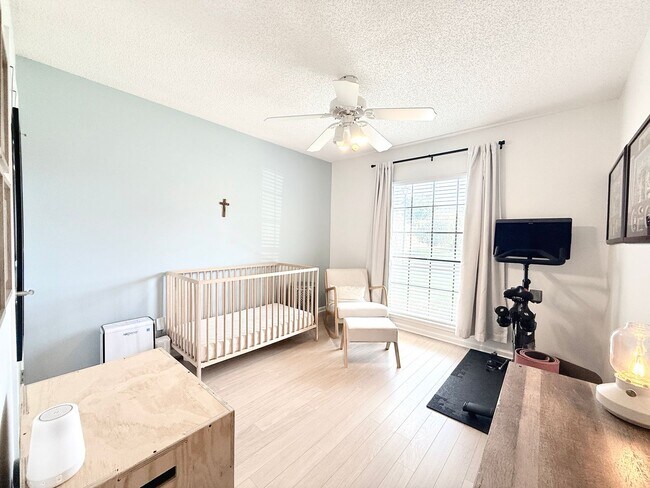 Building Photo - Stylish 4BR Home Minutes from Everything