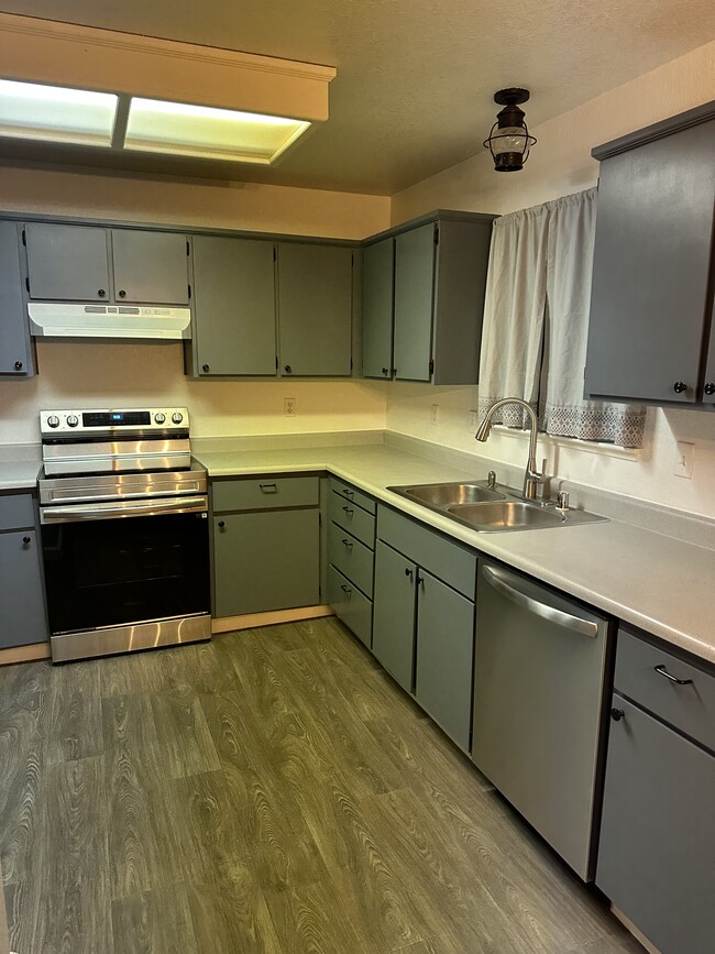 Building Photo - 1325 Oak Ridge Dr