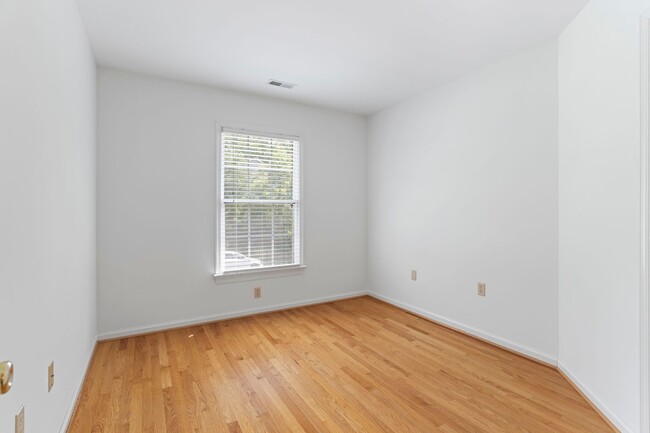 Building Photo - Spacious Townhouse with Basement in Farmvi...