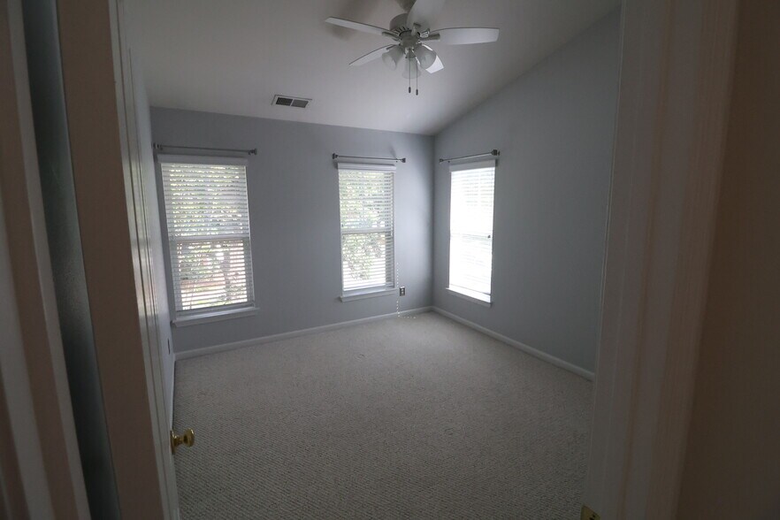 Building Photo - 10979 Princeton Village Dr