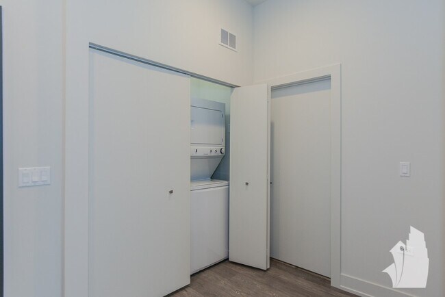 Building Photo - 853 North Larrabee #405 - Studio river North