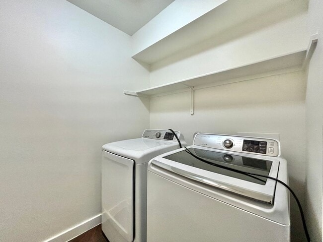 Building Photo - Gorgeous 3 Bed 2.5 Bath Single Family Home