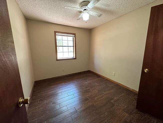 Building Photo - 603 Twin Oaks Dr
