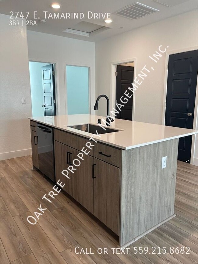 Building Photo - 2747 E Tamarind Dr
