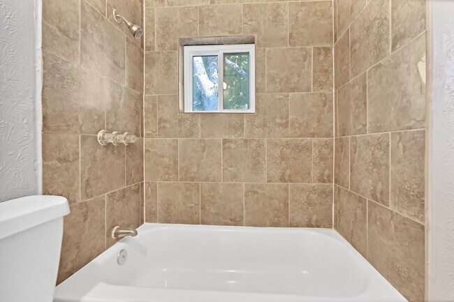Building Photo - Asap Move In! Newley remodeled 2 bedroom