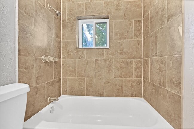 Building Photo - Newley remodeled 2 bedroom