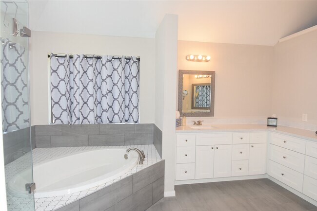 Building Photo - 22922 Glenover Dr