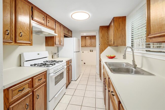 Building Photo - 6519 Hart Ln