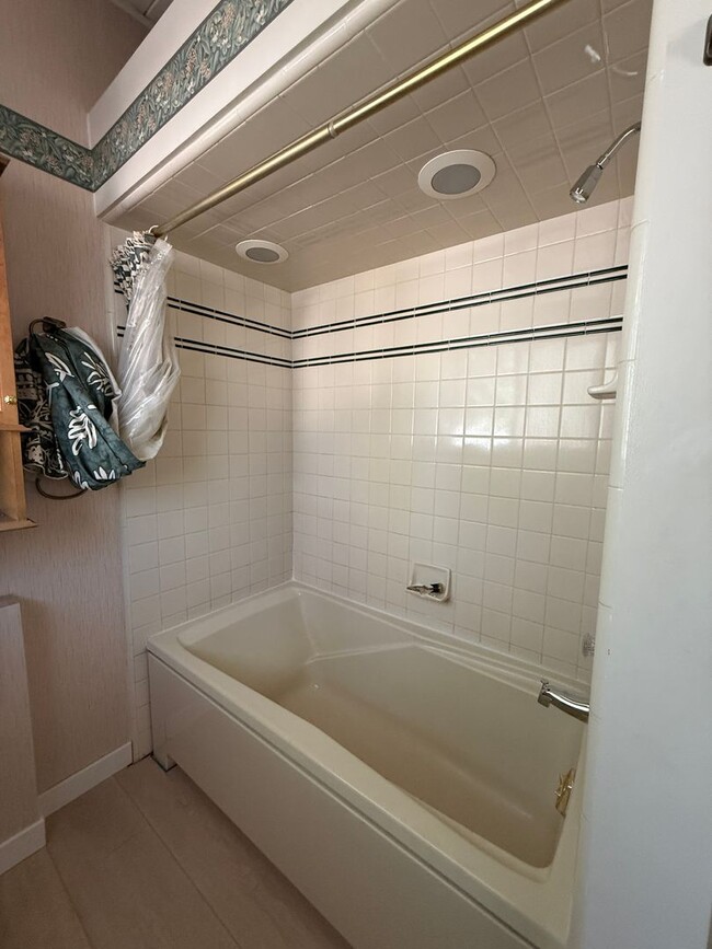 Building Photo - 3 Bed, 2 Bath Townhome with Vaulted Ceilings & Private Balcony