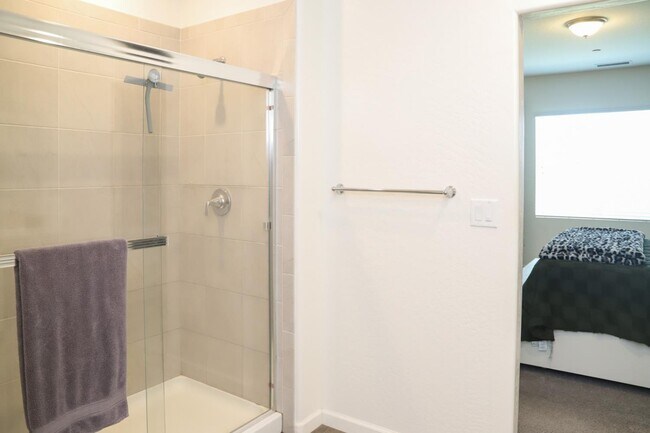 Building Photo - 2040 Descanso Ave