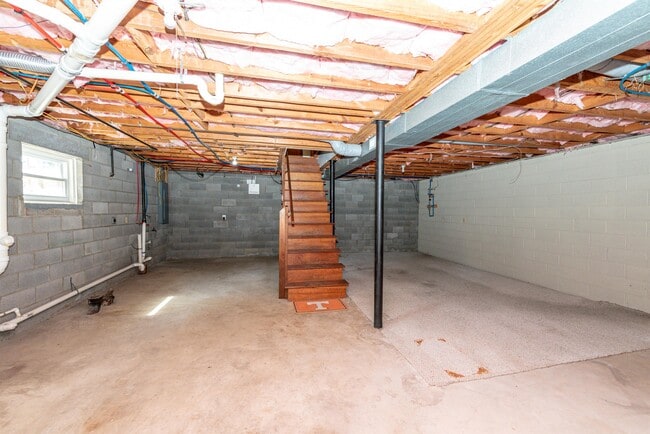 Building Photo - 2900 Troy Ave