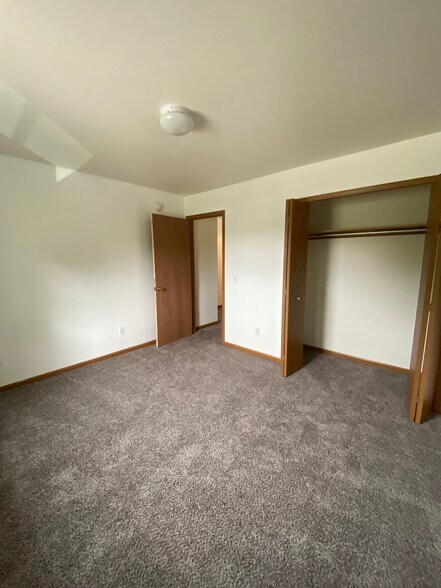 Building Photo - 7483 Crosscreek Dr