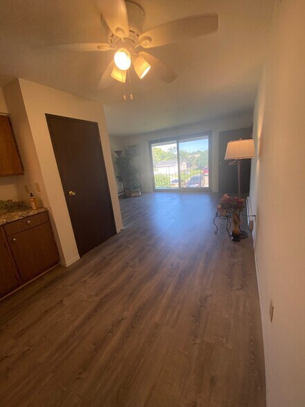 Building Photo - 1712 S 115 Ct