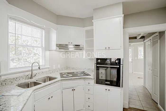 Building Photo - 3308 Woodlawn Ave