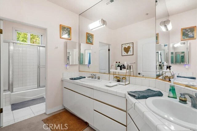 Building Photo - 723 S Broadway