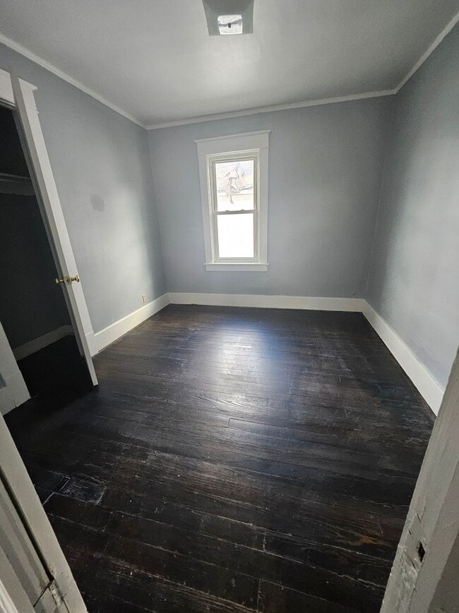 Building Photo - Upper three bedroom on West Side gas included