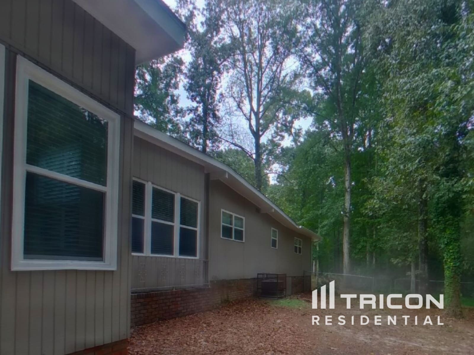 Building Photo - 2087 Meadowbrook Dr SW