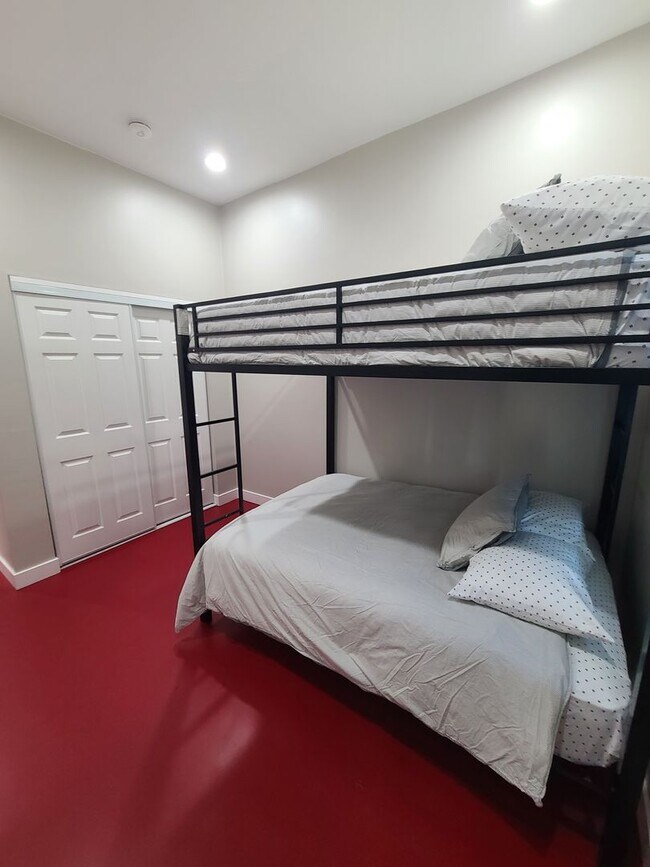 Building Photo - 2 bed 1 bath "fully furnished" monthly ADU rental.