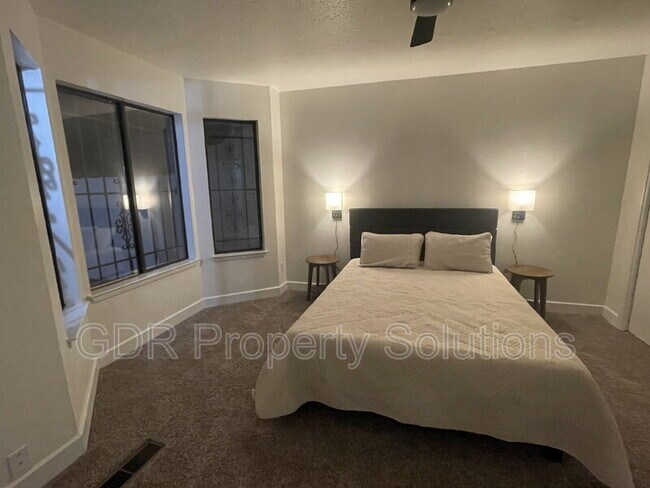 Building Photo - 520 Ortiz Dr NE