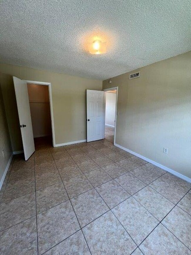 Building Photo - 2 Bedroom Condo in Orlando for Rent