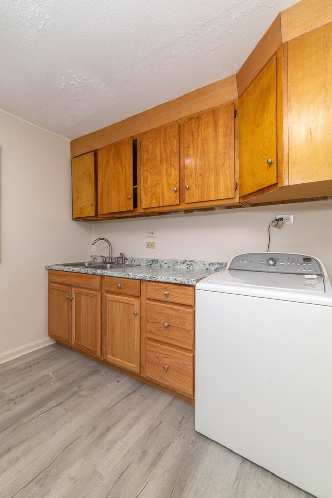 Building Photo - 219 Highland Ave