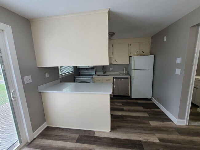 Building Photo - Spacious 2 Bedroom Unit