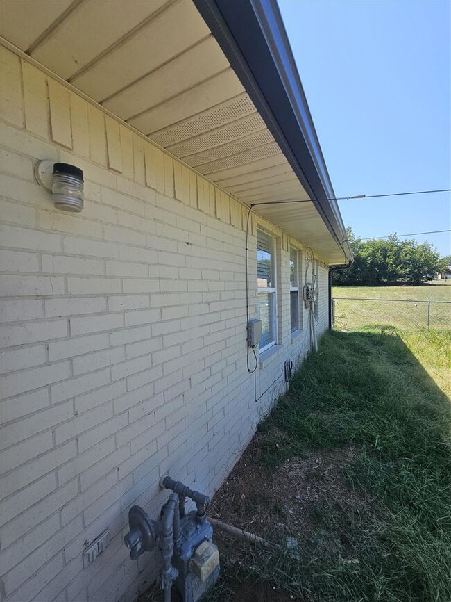 Building Photo - 6611 NW Ferris Ave