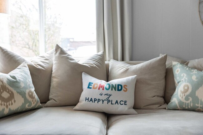 Building Photo - 120 4th Ave N