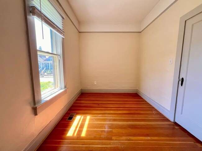 Building Photo - Charming Clinton Neighborhood Home 2 Bed 2 Bath — Close to Downtown & Division Street!