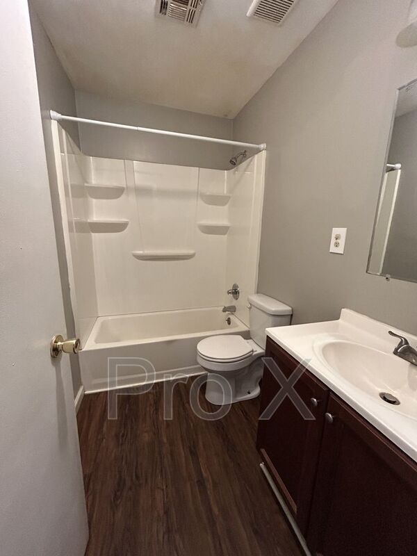 Building Photo - 913 E Quincy St