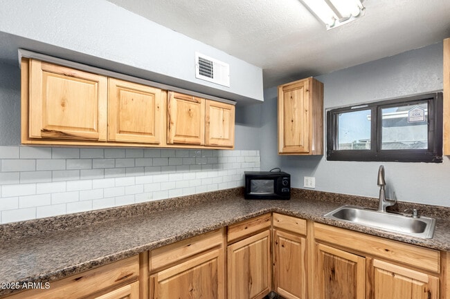 Building Photo - 1920 W Tonto St