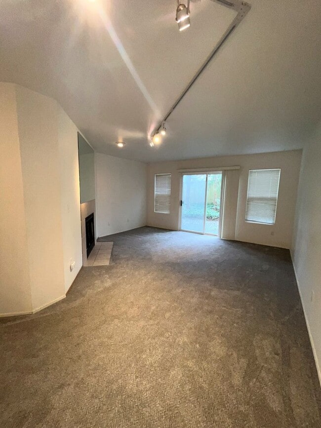 Building Photo - 447 - Townhome in Spectacular Location, 1 Car Attached Garage