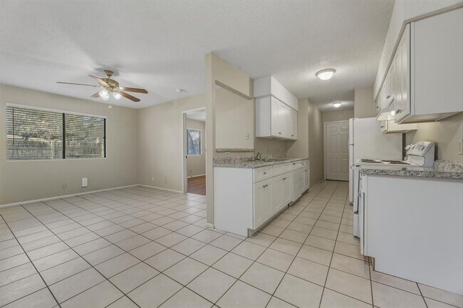 Building Photo - 8904 Pineridge Dr