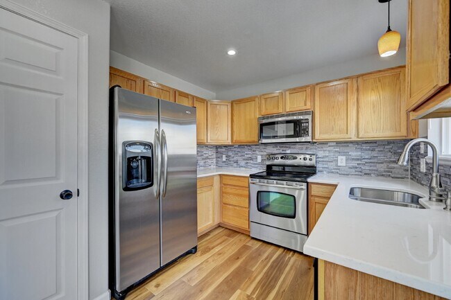 Building Photo - $2,225- 3bed/2bath Home in Fountain with B...