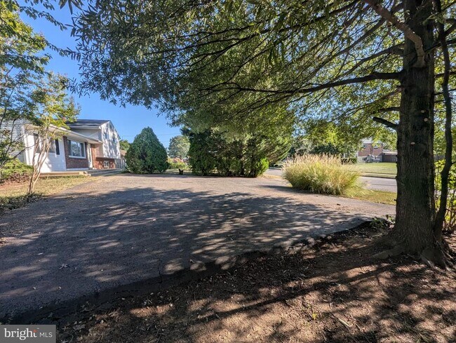 Building Photo - 6327 Willowood Ln