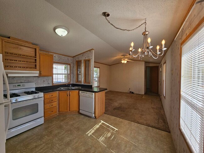 Building Photo - 6 Orchard Grv