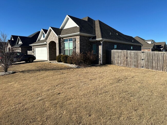 Building Photo - Available Now! Modern 3-Bedroom, 2-Bathroom Home in Legendary Subdivision near Shaw Elementary